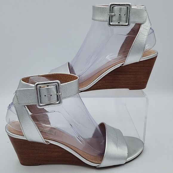 Louise et Cie Silver Leather Wedges Buckle Sandals Womens Size 8 EUC - Picture 1 of 7